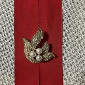 Vintage Three Faux Pearl Four Leaf Rhinestone Tiny Faux Pearls Gold Tone Brooch